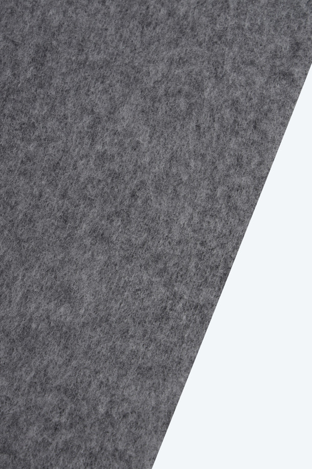 가을, 겨울 시즌을 위한 리버서블 머플러입니다. 부드러운 버진울 소재로 제작되어 포근한 착용감을 선사하며, 두꺼운 두께감으로 보온성을 높였습니다. 그레이 컬러 바탕에 스트라이프 패턴이 더해져 베이직하면서도 세련된 스타일을 연출합니다. 양면 사용이 가능한 리버서블 디자인으로, 하나의 머플러로 다양한 스타일을 연출할 수 있어 활용도가 높습니다. 겨울 데일리룩, 산책룩 등 캐주얼, 클래식, 미니멀 스타일을 즐겨 입는 분들께 추천합니다.
