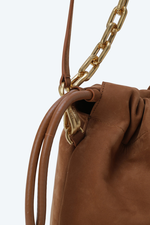 세련된 분위기를 연출하는 EVA 레더 백입니다. 부드러운 레더(가죽) 소재에 브라운 컬러가 더해져 클래식하면서도 시크한 매력을 선사합니다. 미디엄 사이즈의 버킷백 형태로, 숄더, 크로스, 클러치 등 다양한 스타일로 연출 가능하며, 조임용 끈 디테일이 돋보입니다. 데이트룩, 모임룩, 오피스룩 등 TPO(Time, Place, Occasion)에 구애받지 않고 폭넓게 활용할 수 있습니다. 미니멀하면서도 세련된 스타일을 추구하는 여성에게 완벽한 선택입니다.
