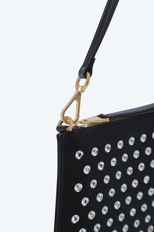 세련된 블랙 컬러의 Pochette 백입니다. 가죽 소재의 스몰 사이즈 토트 스타일 백으로, 핫픽스 장식이 돋보입니다. 데이트룩, 모임룩, 쇼핑룩 등 다양한 TPO에 활용 가능하며, 클래식, 미니멀, 시크 스타일을 연출하기 좋습니다. N21 Pre Collection 제품으로, 당신의 스타일을 더욱 돋보이게 해 줄 것입니다.
