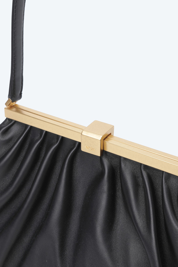 레더 Jeanne(잔느) 숄더백은 부드러운 촉감의 나파 가죽 소재로 제작된 여성용 숄더백입니다. 미디엄 사이즈의 블랙 컬러 무지 디자인으로, 클래식, 미니멀, 시크 스타일을 연출하기 좋습니다. 메탈 클로징과 주름 디테일이 돋보이며, 오피스룩, 모임룩, 소개팅룩 등 다양한 TPO에 활용할 수 있습니다. 프리미엄 가죽 소재와 클래식한 디자인으로 세련된 스타일을 완성해 보세요.
