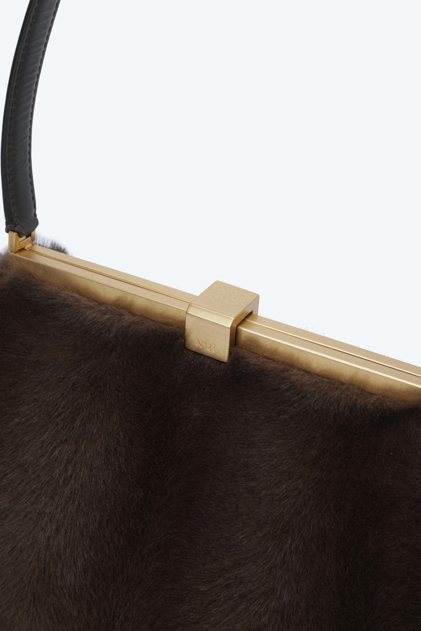 N21(엔투애니원) 인조 퍼 Jeanne(잔) 숄더백은 여성스러운 데이트룩과 모임룩을 완성하는 데 적합한 미디엄 사이즈의 숄더백입니다. 부드러운 에코퍼 소재와 브라운 컬러가 따뜻하고 포근한 분위기를 연출하며, 섬세한 메탈 클로징 디테일이 고급스러운 느낌을 더합니다. 클래식하면서도 미니멀한 스타일로, 부드러운 터치감과 포근한 볼륨감이 특징입니다. N21(엔투애니원)만의 세련된 감각이 돋보이는 숄더백으로, 다양한 룩에 포인트 아이템으로 활용하기 좋습니다.
