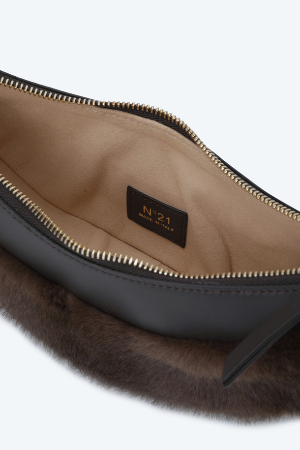 부드러운 에코퍼 소재의 "인조 퍼 Banana 백"입니다. 브라운과 펄 그레이 두 가지 색상으로 출시되어, 가을, 겨울철 데이트룩, 캐주얼, 미니멀, 클래식 스타일에 잘 어울립니다. 바나나형 디자인과 곡선 실루엣이 특징이며, 부드러운 촉감과 바디에 편안하게 밀착되는 착용감을 선사합니다. 무지 디자인에 퍼 장식이 더해져 포인트를 주며, 일상생활에서 활용하기 좋은 미디엄 사이즈의 가방입니다.
