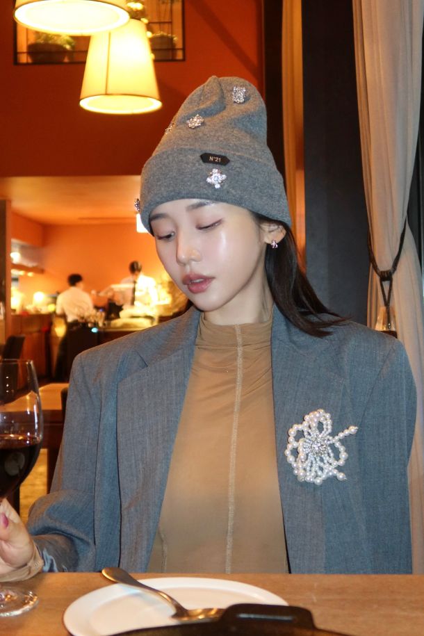 플라워 펄 브로치는 여성의 우아함을 극대화하는 브로치입니다. 화이트와 실버 컬러의 금속 소재에 진주와 플라워 디자인이 섬세하게 장식되어 있습니다. 다양한 크기의 진주가 꽃봉우리 모양으로 배치되어, 로맨틱하고 우아한 스타일을 연출합니다. 모임룩, 하객룩, 파티룩 등 특별한 날에 착용하여 당신의 스타일을 더욱 돋보이게 해 보세요. 클래식하면서도 세련된 디자인으로 오랫동안 사랑받는 아이템이 될 것입니다.
