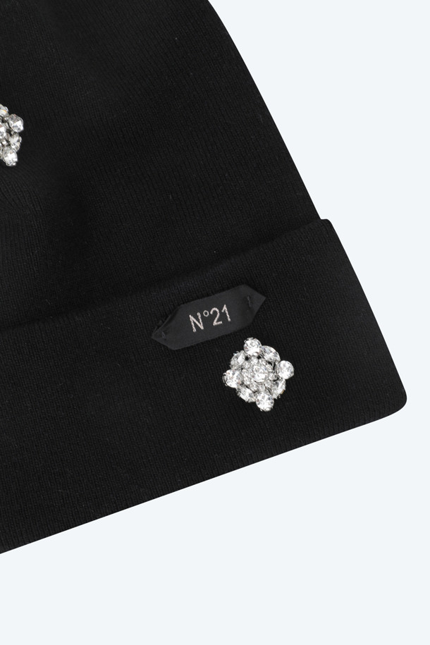 세련된 무드를 연출하는 주얼 디테일 비니입니다. 깊은 모자 깊이와 두꺼운 두께감으로 가을, 겨울철 따뜻하게 착용하기 좋습니다. 고급스러운 버진울 소재를 사용하여 부드러운 촉감을 선사합니다. 블랙 컬러의 무지 디자인에 주얼 장식을 더해 클래식, 미니멀, 캐주얼 등 다양한 스타일과 믹스매치하기 좋습니다. 출근룩과 연말 모임룩에 포인트를 더해보세요.
