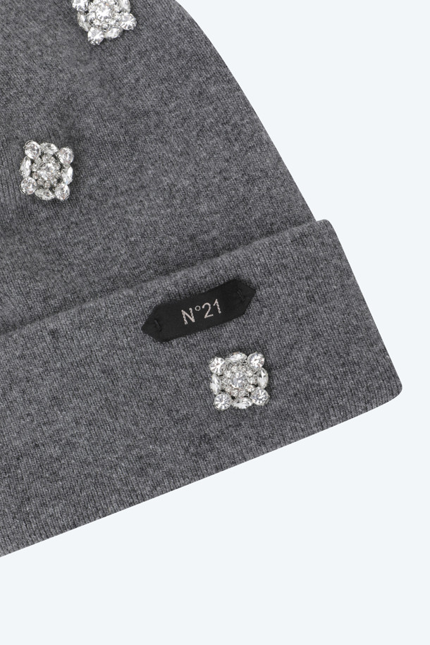 세련된 주얼 장식이 돋보이는 블랙 비니입니다. 버진울 소재로 제작되어 부드러운 촉감과 뛰어난 보온성을 자랑하며, 깊은 모자 깊이로 포근하게 착용할 수 있습니다. 가을, 겨울 시즌에 어울리는 두꺼운 두께감으로 따뜻함을 더하며, N21 프리 컬렉션 디자인으로 고급스러움을 더했습니다. 클래식, 미니멀, 캐주얼 스타일 모두 소화 가능하며, 출근룩과 모임룩에 포인트를 줄 수 있습니다.
