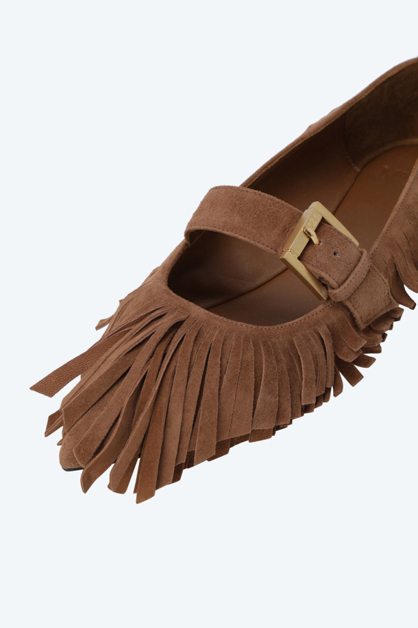 세련된 무드를 연출하는 프린지 스웨이드 플랫입니다. 부드러운 스웨이드 소재와 고급스러운 염소가죽으로 제작되어 편안한 착용감을 선사합니다. 1cm 플랫 굽에 라운드 토 디자인으로 발이 편안하며, 은은하게 포인트가 되는 골드 버클과 프린지 디테일이 돋보입니다.  데이트룩, 쇼핑룩, 카페룩 등 다양한 TPO에 클래식, 미니멀, 캐주얼 스타일로 매치하여 멋스러운 연출이 가능합니다. 봄, 여름, 가을 시즌에 활용하기 좋은 데일리 플랫슈즈입니다.
