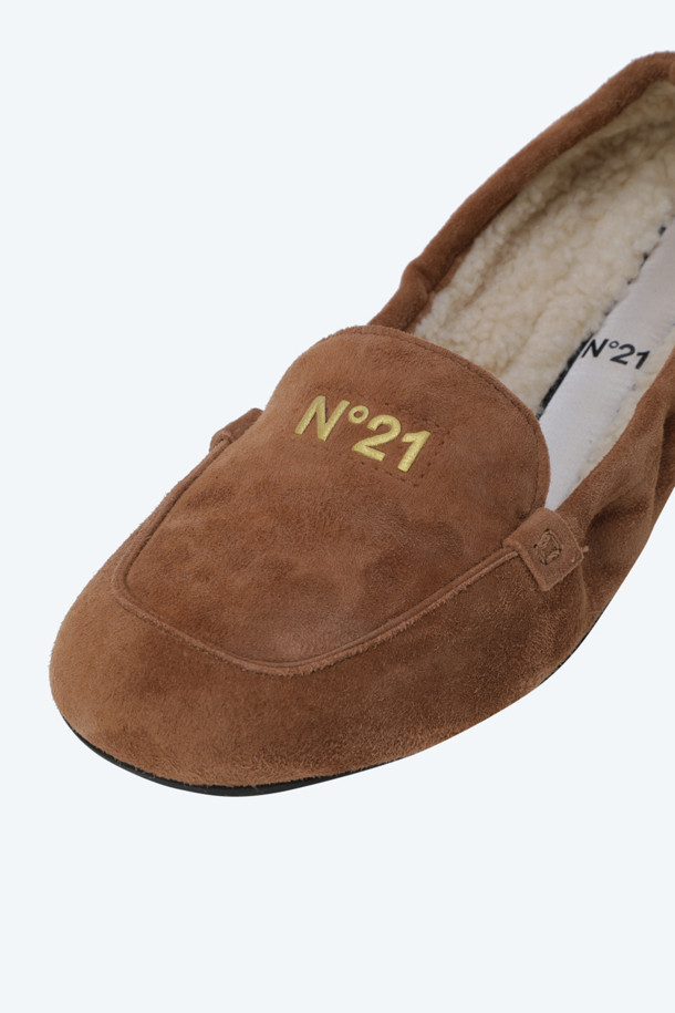 부드러운 스웨이드 소재와 염소가죽으로 제작되어 편안한 착용감을 선사하는 탄(Tan) 컬러의 여성용 플랫슈즈입니다. 1cm 굽 높이의 플랫 디자인과 라운드 토우가 발을 더욱 여성스럽게 연출하며, 안감은 시어링으로 마감하여 포근함을 더했습니다. 슬립온 스타일로 편하게 신고 벗을 수 있으며, 로우컷 탑라인이 발목을 드러내 다리가 길어 보이는 효과를 줍니다. 클래식, 미니멀, 캐주얼 스타일 모두 소화 가능하며, 골드 로고 장식이 고급스러움을 더해 데이트룩, 동네 마실룩, 카페룩 등 다양한 TPO에 활용할 수 있습니다. 봄, 가을 계절에 잘 어울리는 무지 디자인의 플랫슈즈입니다.
