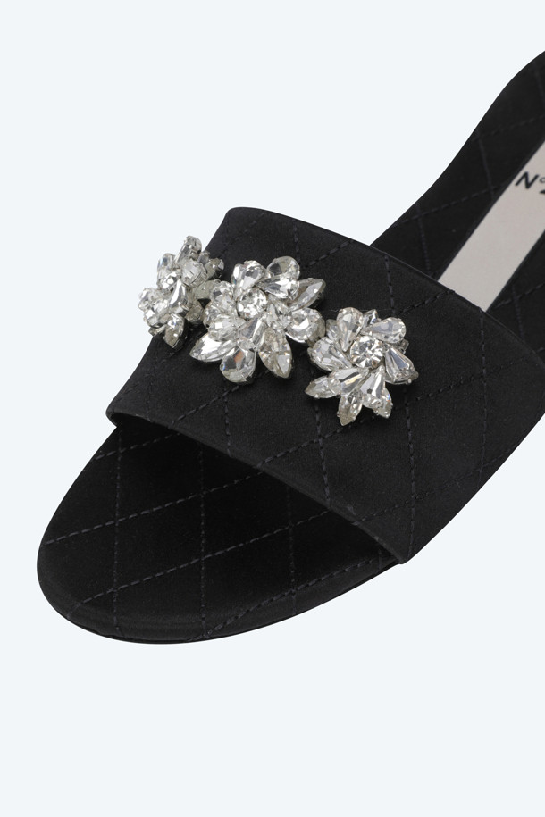 시크한 매력을 더하는 새틴 소재의 블랙 슬링백입니다. 부드러운 새틴 소재가 고급스러운 분위기를 연출하며, 발등을 감싸는 슬링백 디자인으로 편안한 착용감을 선사합니다. 로맨틱, 클래식, 미니멀 스타일 모두 소화 가능하며, 데이트룩, 모임룩, 파티룩 등 다양한 TPO에 활용할 수 있습니다. 섬세한 주얼 장식이 더해져 은은한 포인트를 더합니다. 일상 속 특별함을 더해줄 아이템입니다.
