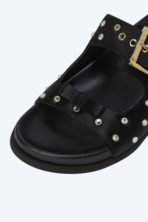 새틴 슬라이더는 여성스러운 매력을 더하는 오픈토 샌들입니다. 부드러운 새틴 소재에 1cm 플랫 굽으로 편안한 착용감을 선사하며, 슬라이드 방식으로 간편하게 신고 벗을 수 있습니다. 블랙 컬러에 핫픽스 장식과 스터드/찡 디테일이 더해져 미니멀, 클래식, 시크 스타일을 연출하기 좋습니다. 데이트룩, 쇼핑룩, 카페룩 등 다양한 TPO에 활용하여 세련된 스타일을 완성해 보세요. 여름 시즌, 시원하고 스타일리시하게 연출할 수 있는 필수 아이템입니다.
