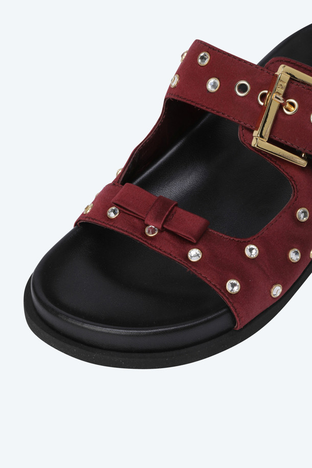 세련된 무드의 여성용 새틴 슬라이더입니다. 1cm 굽 높이의 플랫 디자인으로 편안한 착용감을 선사하며, 봄, 여름 계절에 어울립니다. 핫픽스 장식으로 포인트를 더해 데이트룩, 휴가룩, 리조트룩 등 다양한 TPO에 활용하기 좋습니다. 미니멀, 로맨틱, 리조트 스타일을 즐기는 분들께 추천합니다. 붉은색 컬러의 새틴 소재로 제작되어 고급스러운 느낌을 줍니다.
