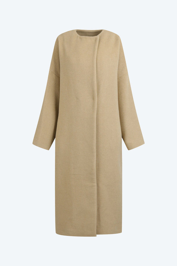 세련된 겨울 스타일을 완성하는 머플러 롱 코트입니다. 여성스러운 미니멀 무드를 연출하며, 가을과 겨울 시즌에 따뜻함과 스타일을 동시에 선사합니다. 탈부착 가능한 머플러가 있어 다양한 스타일링이 가능하며, 블랙과 베이지 두 가지 색상으로 만나볼 수 있습니다. 레귤러핏으로 편안하게 착용 가능하며, 롱 코트 디자인이 엘레강스한 분위기를 더합니다. 겨울 데일리룩, 오피스룩, 모임룩 등 다양한 TPO에 맞춰 클래식하고 시크한 스타일을 연출해보세요.
