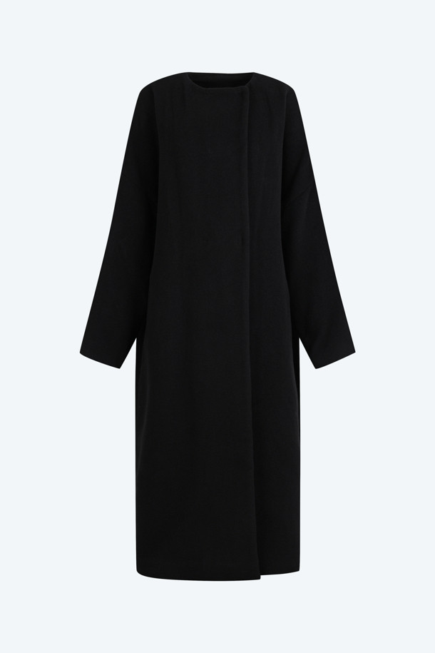 가을, 겨울 시즌을 위한 여성용 머플러 롱 코트입니다. 블랙과 베이지 두 가지 색상으로 출시되어, 어떤 스타일에도 쉽게 매치할 수 있습니다. 탈부착 가능한 머플러가 있어 클래식하고 엘레강스한 분위기를 연출하며, 필요에 따라 다양한 스타일로 활용 가능합니다. 롱 기장의 레귤러핏으로 제작되어 편안하면서도 시크한 매력을 더합니다. 겨울 데일리룩, 모임룩, 오피스룩 등 TPO에 구애받지 않고 폭넓게 활용할 수 있는 머플러 롱 코트입니다.
