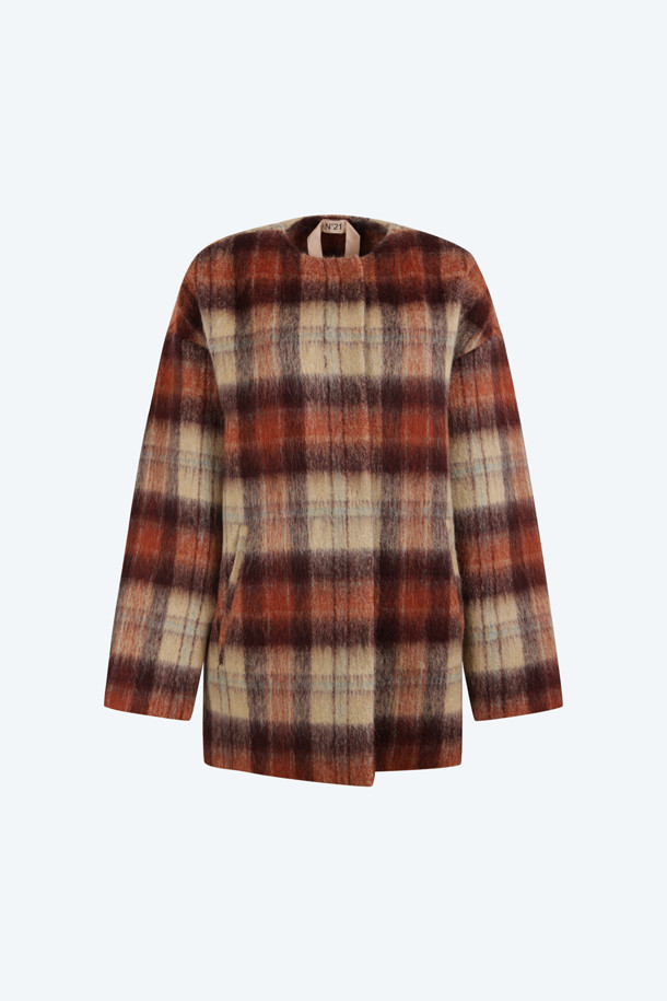 **머플러 체크 코트**

가을과 겨울, 클래식한 스타일을 연출하는 머플러 체크 코트입니다. 버건디, 베이지, 레드의 세련된 컬러로 출시되었으며, 울 소재로 제작되어 두꺼운 두께감으로 따뜻함을 선사합니다. 긴 소매 기장과 피코트 디자인은 시크하면서도 미니멀한 무드를 더합니다. 겨울 데일리룩, 모임룩, 데이트룩에 모두 잘 어울리는 아이템입니다. 체크 패턴이 돋보이는 머플러는 코트와 일체형으로 부착되어 있어 더욱 편리하게 착용할 수 있습니다.
