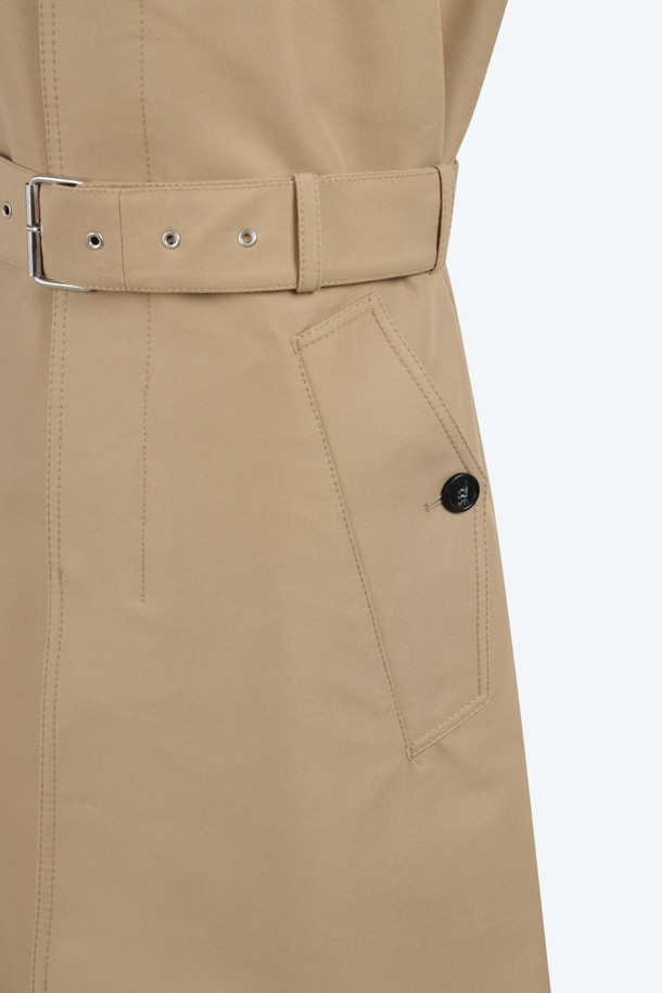 카멜 컬러와 베이지 컬러로 출시된 카멜 레인 코트는 봄, 가을에 어울리는 롱 기장의 트렌치코트 스타일 레인 코트입니다. 면과 나일론 혼방 소재로 제작되어 가볍고 편안한 착용감을 선사하며, 레귤러 핏으로 다양한 스타일의 옷 위에 걸쳐 입기 좋습니다. 싱글 버튼 여밈과 벨트 디테일이 클래식하고 미니멀한 무드를 더하며, 포켓이 있어 실용성을 높였습니다. 출근룩, 비즈니스 캐주얼, 데이트룩 등 다양한 TPO에 활용 가능하여 활용도가 높습니다.
