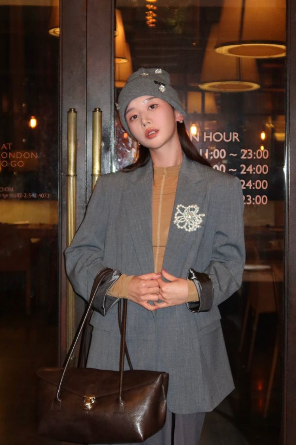 **우븐 오픈 재킷**은 여성 의류로, 차분한 **블랙**과 **그레이** 컬러의 **미니멀**한 디자인이 돋보이는 **우븐 오픈 자켓**입니다. **봄**과 **가을**에 적합하며, **울** 소재 특유의 고급스러운 분위기를 자아냅니다. **레귤러핏**의 **긴소매** 디자인으로, **스트라이프** 패턴이 은은하게 포인트가 되어 **클래식**하면서도 세련된 스타일을 연출합니다. **오픈** 형태로 제작되어 **출근룩**, **오피스룩**, **모임룩** 등 다양한 TPO에 활용 가능합니다.
