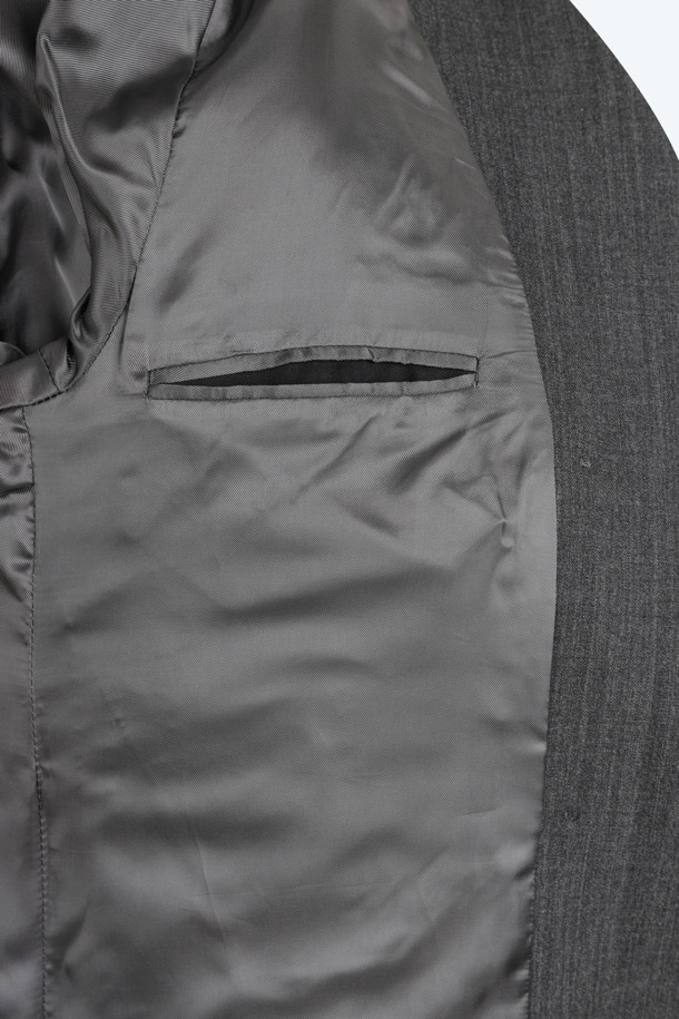 클래식한 무드의 우븐 더블 재킷입니다. 울 소재로 제작되어 고급스러운 느낌을 선사하며, 봄, 가을 시즌에 착용하기 좋습니다. 블랙과 그레이 두 가지 색상으로 출시되어, 오피스룩, 출근룩, 모임룩 등 다양한 TPO에 활용하기 좋습니다. 레귤러핏으로 편안하게 착용 가능하며, 미니멀하고 시크한 스타일을 연출하기에 적합합니다. 긴소매의 더블 버튼 디자인으로 세련된 느낌을 더했습니다.
