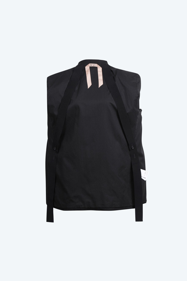 린넨 블랙 재킷은 봄, 여름 시즌에 어울리는 아우터입니다. 미니멀하고 베이직한 스타일의 무지 디자인으로, 데이트룩, 카페룩, 출근룩 등 다양한 TPO에 활용하기 좋습니다. 얇은 두께감의 린넨 소재와 오버핏 실루엣, 좁은 칼라와 싱글 버튼 여밈 방식의 블레이저 스타일로 시크한 매력을 더합니다. 긴 소매 기장의 레귤러 기장으로, 클래식하고 미니멀한 스타일을 연출할 수 있습니다.
