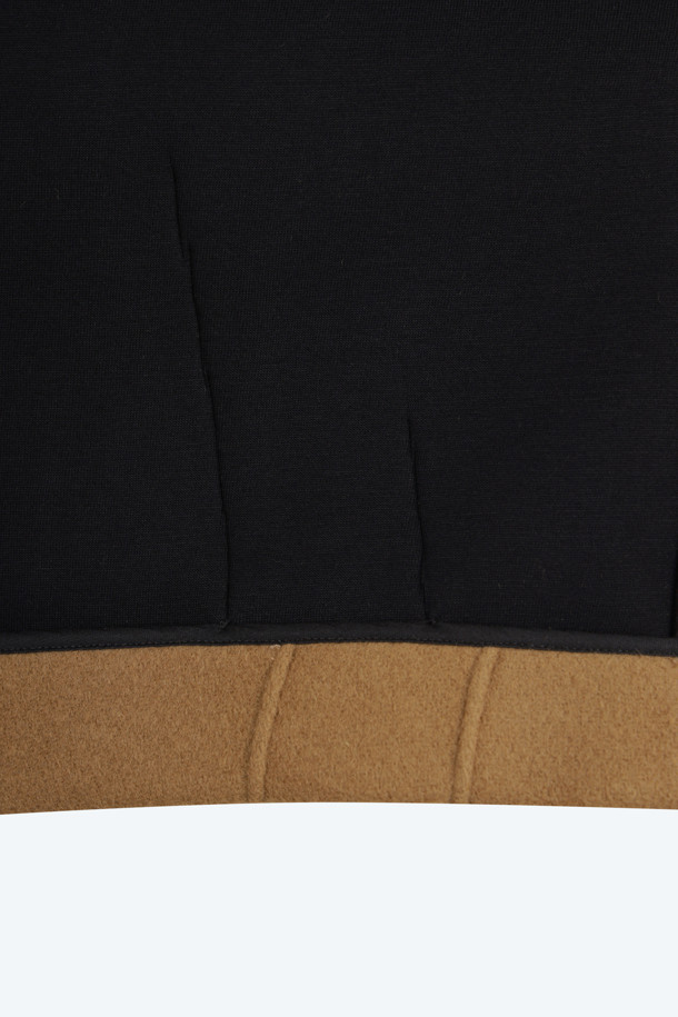 가을과 겨울, 당신의 품격을 높여줄 브라운 울 재킷입니다. 클래식하고 시크한 스타일을 연출하기에 완벽하며, 오피스룩, 출근룩, 모임룩 등 TPO에 구애받지 않고 활용할 수 있습니다. 두꺼운 울 소재로 제작되어 따뜻하고 포근하며, 레귤러 핏으로 편안한 착용감을 선사합니다. 크롭 기장에 싱글 버튼 여밈, 빅 라운드 버튼 디테일이 더해져 고급스러움을 더했습니다. 긴 소매 기장으로 어떤 옷차림에도 세련되게 매치할 수 있습니다.
