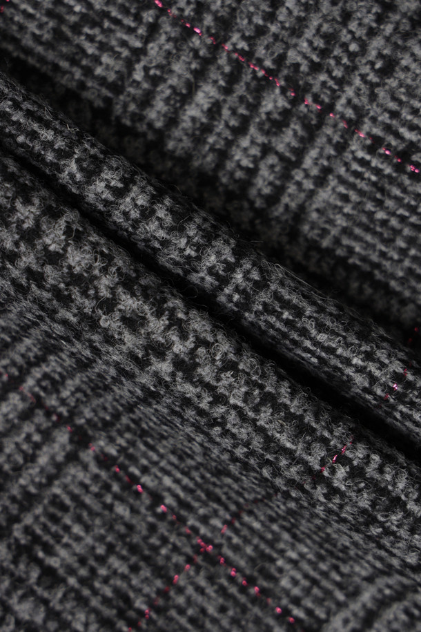 세련된 스타일을 완성하는 여성용 체크 울 자켓입니다. 가을, 겨울 시즌에 어울리는 두꺼운 두께감으로 포근함을 더하며, 클래식한 디자인과 테일러드핏이 돋보입니다. 더블 버튼 여밈 방식으로 포인트를 주고, 그레이 컬러의 체크 패턴이 세련된 분위기를 연출합니다. 데일리룩부터 오피스룩, 출근룩, 모임룩까지 폭넓게 활용할 수 있는 실용적인 아이템입니다. 울과 폴리에스테르 혼방 소재로 제작되어 부드러운 촉감과 편안한 착용감을 선사합니다.
