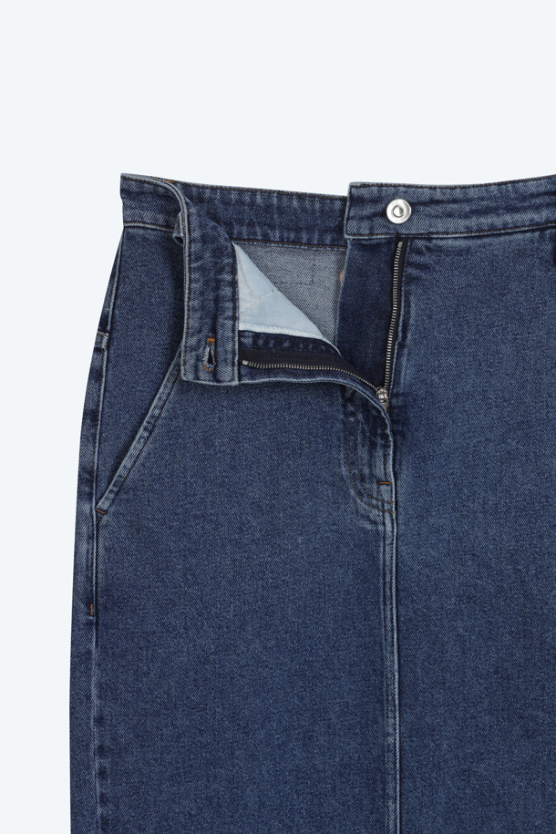 캐주얼한 데님 롱 스커트입니다. H라인 핏으로 떨어지는 블루 컬러의 스커트는 봄, 가을에 적합하며, 데이트룩, 쇼핑룩 등 다양한 TPO에 활용하기 좋습니다. 뻣뻣한 촉감의 두꺼운 데님 소재로 제작되었으며, 미니멀, 클래식 스타일을 연출하기에 좋습니다. 로고 패치 디테일이 돋보이는 디자인으로, 일상 속에서 개성을 드러낼 수 있습니다.
