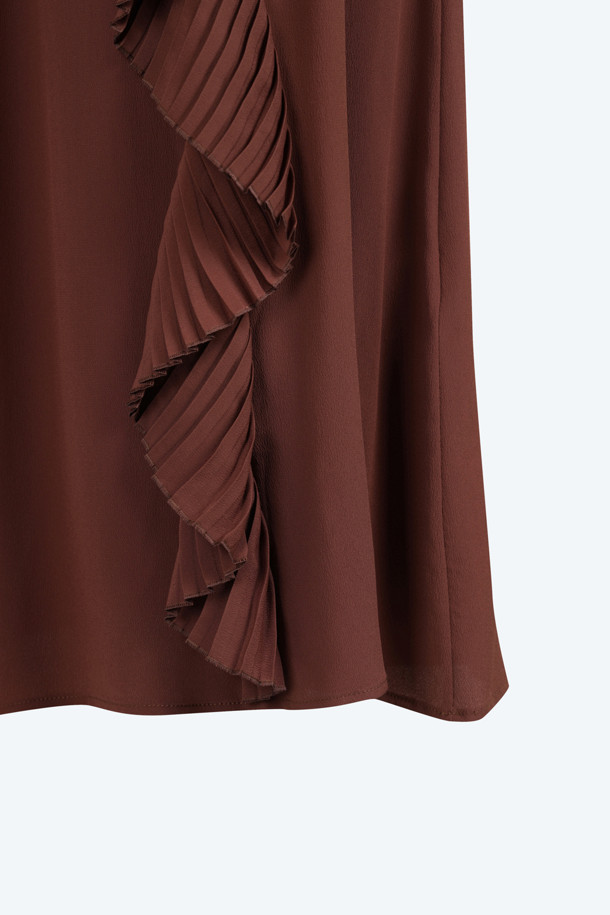 우아하고 여성스러운 실루엣을 연출하는 실크 프릴 스커트입니다. 부드러운 촉감의 실크 소재로 제작되어 편안한 착용감을 선사하며, A라인 핏과 프릴 디테일이 특징입니다. 버건디와 블랙 두 가지 세련된 컬러로 제공되어, 데이트룩, 모임룩, 소개팅룩 등 다양한 TPO에 활용하기 좋습니다. 클래식, 미니멀, 로맨틱 스타일을 즐겨 입는 여성분들께 추천합니다. 사계절 내내 활용 가능한 아이템으로, 엘레강스하고 우아한 무드를 연출해 보세요.
