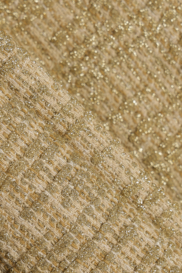 골드 플리츠 스커트는 여성스러운 매력을 강조하는 미디 기장의 플리츠 스커트입니다. 엘레강스한 스타일을 연출하며, 다양한 상의와 매치하여 데이트룩, 모임룩, 파티룩 등 TPO에 맞춰 활용할 수 있습니다. 클래식하고 미니멀한 디자인으로 유행을 타지 않고 오랫동안 즐겨 입을 수 있습니다. 무지 패턴의 골드 컬러는 세련된 분위기를 더하며, 셋업으로도 연출 가능하여 활용도를 높였습니다. 사계절 내내 활용 가능한 아이템입니다.
