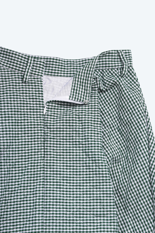 체크 패턴 플리츠 스커트는 여성스러운 클래식 스타일을 연출하는 A라인 플리츠 스커트입니다. 면 소재로 제작되어 편안한 착용감을 선사하며, 빅플리츠 디자인으로 포인트를 더했습니다. 데이트룩, 모임룩, 출근룩 등 다양한 TPO에 활용 가능하며 미니멀, 걸리시 스타일을 즐겨 입는 분들께 추천합니다. 체크 패턴이 매력적인 이 스커트는 당신의 옷장에 세련된 무드를 더해줄 것입니다.
