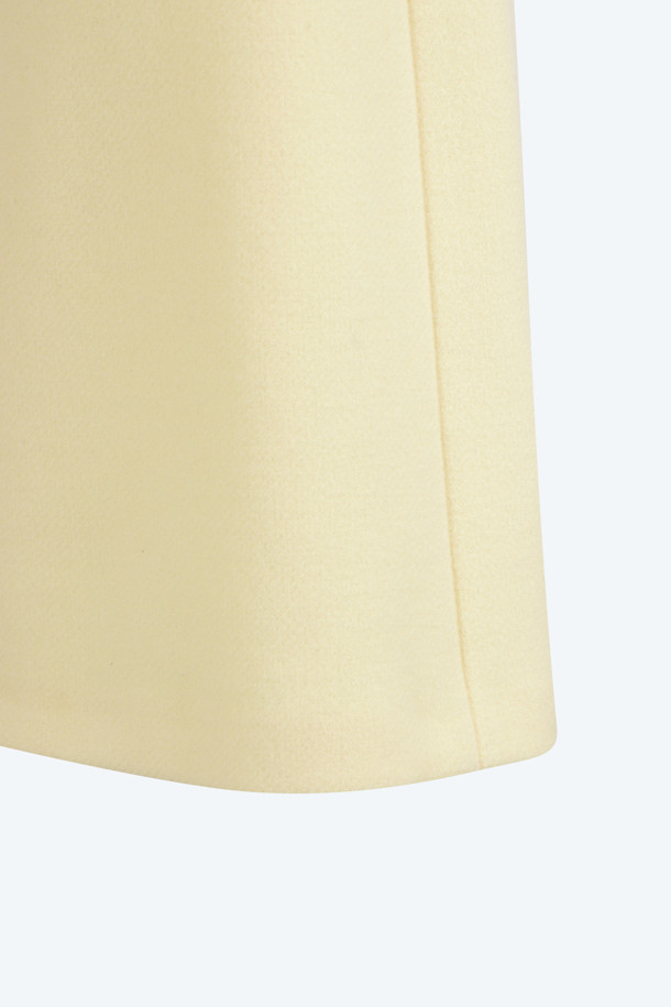 부드러운 울 소재로 제작되어 따뜻하고 포근한 파스텔 울 스커트입니다. 여성스러운 A라인 핏과 미니 기장으로 다리가 길어 보이는 효과를 선사하며, 무지 디자인으로 어떤 상의와도 쉽게 매치할 수 있습니다. 가을, 겨울 시즌에 어울리는 두꺼운 두께감으로 보온성을 높였으며, 데이트룩, 출근룩, 모임룩 등 다양한 TPO에 활용 가능합니다. 클래식, 미니멀, 걸리시 스타일을 모두 아우르는 활용도 높은 아이템으로, 부드러운 촉감이 특징입니다. 
