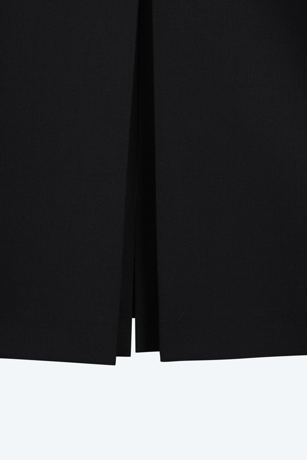 가을, 겨울 시즌 우아하고 클래식한 분위기를 연출하는 플리츠 미디 스커트입니다. 울 소재로 제작되어 따뜻하고 부드러운 착용감을 선사하며, 두꺼운 두께감으로 안정감 있는 핏을 제공합니다. 블랙 컬러의 무지 디자인은 어떤 상의와도 잘 어울려 오피스룩, 출근룩, 모임룩 등 다양한 TPO에 활용 가능합니다. 넓은 간격의 플리츠 주름 디테일이 세련된 스타일을 완성하며, 미니멀하고 시크한 룩을 연출하기에 좋습니다. 클래식한 디자인과 뛰어난 활용도로 당신의 겨울 스타일을 책임질 것입니다.
