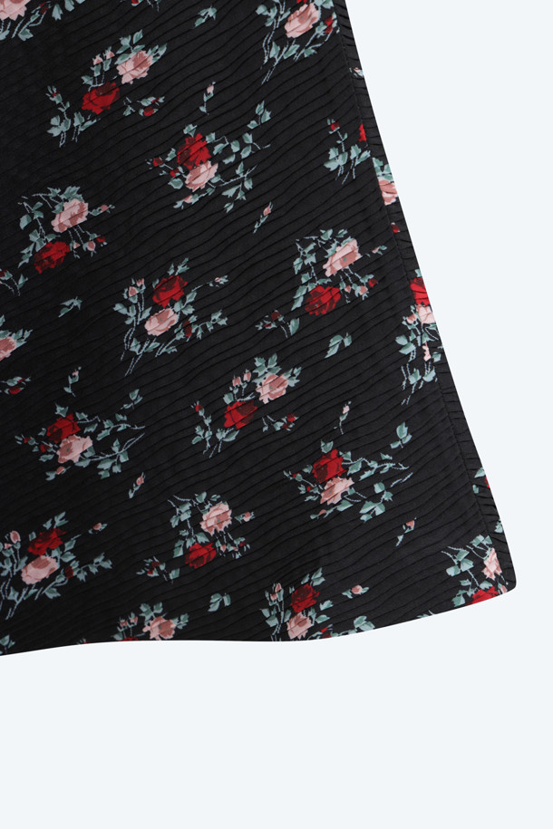 **플라워 패턴 A라인 스커트**

화사한 플라워 패턴이 돋보이는 여성스러운 A라인 스커트입니다. 봄, 여름 시즌에 어울리는 아이보리, 화이트 컬러로 출시되어 데이트룩, 봄 소풍룩에 제격입니다. 쭈글거리는 촉감의 플레어 타입 치마로, 로맨틱, 걸리시, 클래식한 스타일을 연출할 수 있습니다. 경쾌한 A라인 핏이 다리 라인을 더욱 아름답게 만들어줍니다.
