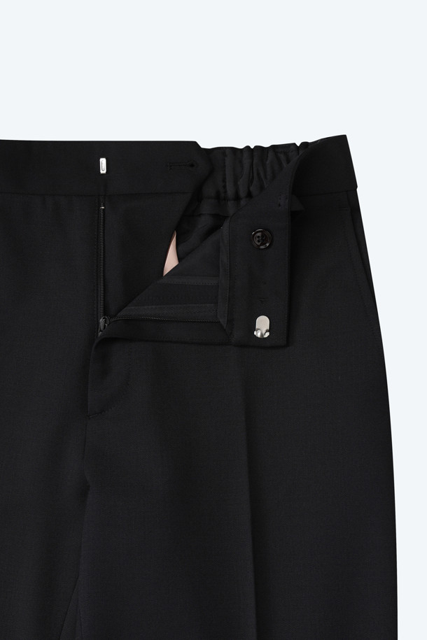 세련된 무드의 여성용 우븐 크롭 슬랙스입니다. 울 혼방 소재로 제작되어 부드러운 촉감과 얇은 두께감으로 편안한 착용감을 선사합니다. 미니멀하고 클래식한 디자인에 블랙 컬러, 스트레이트 핏, 크롭 기장으로 시크한 스타일을 연출합니다. 히든 클로저 방식과 무지 패턴으로 깔끔함을 더했으며, 오피스룩, 출근룩, 모임룩 등 다양한 TPO에 활용하기 좋습니다. 사계절 내내 활용 가능한 레귤러핏 슬랙스로, 당신의 스타일 지수를 높여보세요.
