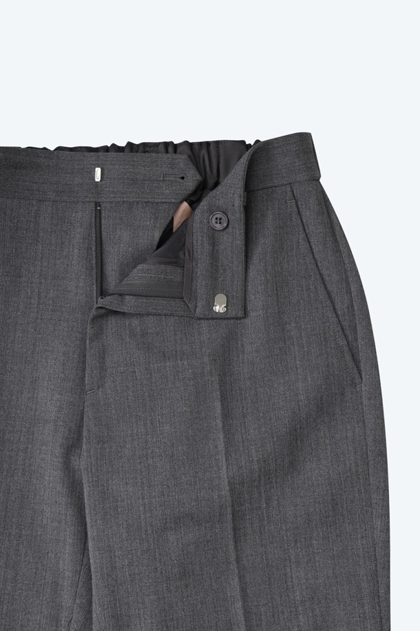 세련된 무드의 여성용 우븐 크롭 슬랙스입니다. 미니멀하고 클래식한 스타일을 추구하는 분들께 적합하며, 오피스룩, 비즈니스 캐주얼, 모임룩 등 다양한 TPO에 활용할 수 있습니다. 울 혼방 소재로 제작되어 부드러운 촉감과 우수한 착용감을 선사하며, 얇은 두께감으로 사계절 내내 활용 가능합니다. 슬림핏 디자인과 크롭 기장으로 다리가 길어 보이는 효과를 주며, 히든 클로저 디테일로 깔끔한 핏을 완성합니다. 그레이 컬러와 무지 패턴으로 어떤 상의와도 쉽게 매치하여 시크한 스타일을 연출할 수 있습니다.
