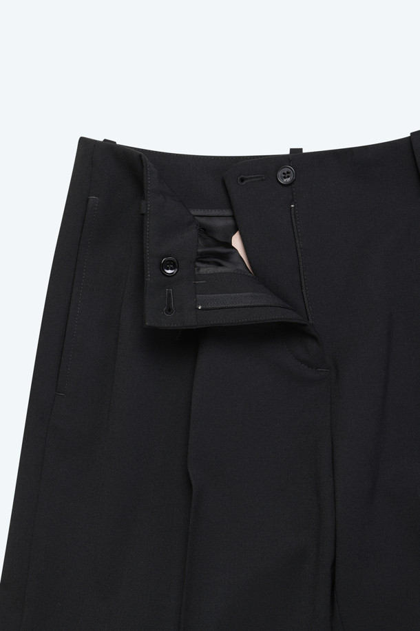 **우븐 와이드 슬랙스**

블랙 컬러의 여성용 우븐 와이드 슬랙스입니다. 울 소재로 제작되어 사계절 내내 착용 가능하며, 클래식하고 미니멀한 스타일을 연출합니다. 히든 클로저 디테일이 특징이며, 와이드핏으로 편안한 착용감을 선사합니다. 오피스룩, 출근룩, 모임룩 등 다양한 TPO에 활용 가능하며, 시크한 분위기를 더합니다. 무지 디자인으로 어떤 상의와도 쉽게 매치하여 폭넓은 스타일링을 즐길 수 있습니다.
