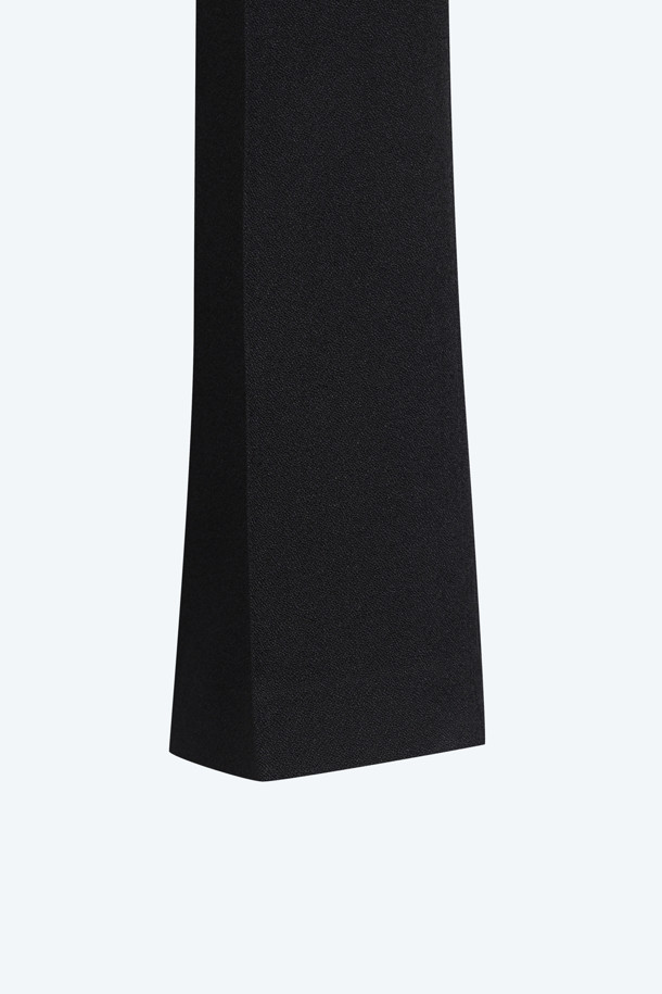 세련된 플레어 핏이 돋보이는 여성용 블랙 크롭 슬랙스입니다. 봄, 여름, 가을 시즌에 착용하기 좋으며, 베이직하고 미니멀한 스타일을 연출합니다. 비스코스 소재로 제작되어 편안한 착용감을 선사하며, 데이트룩이나 오피스룩 등 다양한 TPO에 활용 가능합니다. 미니멀, 클래식, 시크한 스타일에 매치하여 자신만의 스타일을 완성해 보세요. 무지 디자인으로 어떤 상의와도 잘 어울려 활용도가 높습니다.
