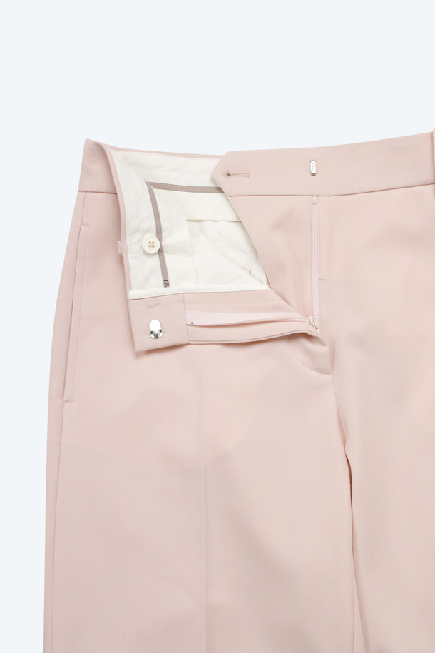 여성스러운 무드를 연출하는 핑크 와이드 슬랙스입니다. 부드러운 촉감과 세련된 와이드핏이 돋보이며, 파우더 핑크 컬러가 은은한 분위기를 더합니다. 일상, 포멀, 캐주얼 등 다양한 TPO에 활용 가능하며, 미니멀, 클래식, 시크 스타일을 즐기는 분들께 추천합니다. 봄, 여름, 가을 시즌에 착용하기 좋은 긴 기장의 슬랙스로, 스타일리시한 실루엣을 완성합니다. 출근룩, 오피스룩, 모임룩에 활용하여 멋스러운 스타일을 연출해보세요.
