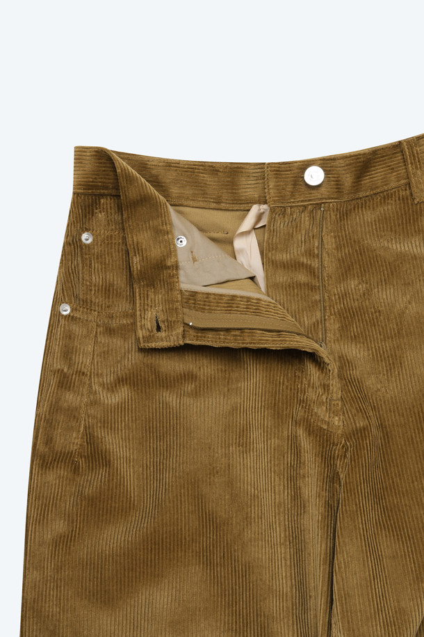 부드러운 촉감의 코듀로이 소재로 제작된 와이드 핏 팬츠입니다. 헤이즐넛과 플럼 두 가지 색상으로 출시되어, 가을, 겨울 시즌에 따뜻하고 포근한 느낌을 선사합니다. 넉넉한 와이드 핏과 탄탄한 원단감으로 편안하면서도 트렌디한 스타일을 연출할 수 있습니다. 출근룩과 모임룩 모두에 활용 가능하며 클래식, 미니멀, 캐주얼 등 다양한 스타일을 소화합니다.

