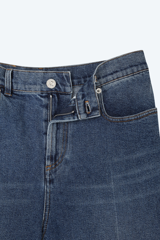 세련된 투톤 디자인이 돋보이는 여성용 슬림핏 데님 팬츠입니다. 봄, 여름, 가을 시즌에 활용하기 좋은 크롭 기장으로 다리가 길어 보이는 효과를 선사합니다. 캐주얼하고 모던한 스타일을 연출하며, 데이트룩이나 쇼핑룩에 잘 어울립니다. 밑단에 컬러 콤비네이션 포인트가 더해져 개성 있는 스타일을 완성합니다. 면과 데님 소재 혼방으로 편안한 착용감을 제공합니다.
