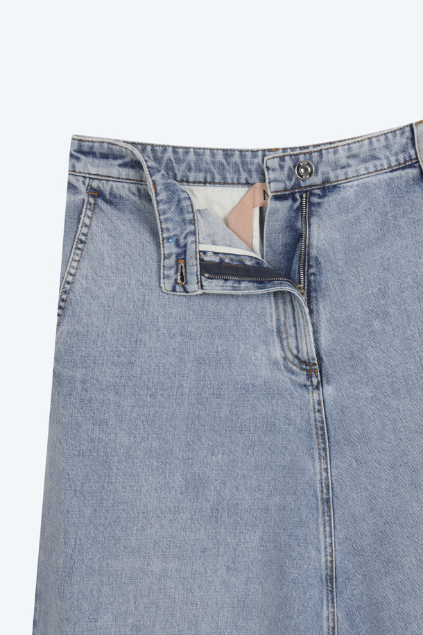 캐주얼한 무드의 여성 배기 데님 팬츠입니다. 라이트 블루, 블랙, 그레이 3가지 색상으로 출시되어 다양한 상의와 매치하기 좋습니다. 무릎 기장의 무지 디자인으로, 봄, 여름 시즌에 시원하게 착용할 수 있습니다. 동네 마실룩, 여행룩, 휴가룩 등 편안한 스타일링을 연출해보세요. 배기핏으로 활동성을 높인 데일리 팬츠입니다.
