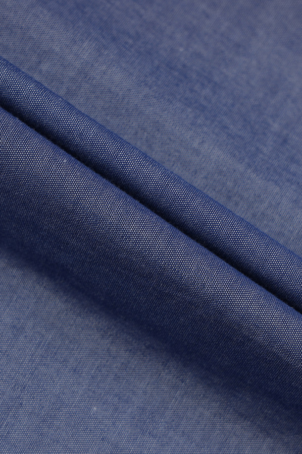 시원한 블루 컬러의 샴브레이 소재로 제작된 여성 슬리브리스 셔츠입니다. 셔츠 칼라와 레귤러핏 디자인으로 모던하면서도 클래식한 무드를 연출합니다. 얇은 두께감으로 여름철에도 시원하게 착용 가능하며, 부드러운 촉감이 특징입니다. 버튼업 스타일과 주얼라인 디테일이 더해져 데이트룩이나 휴가룩 등 다양한 TPO에 활용하기 좋습니다. 미니멀, 클래식, 캐주얼 스타일을 즐겨 입는 여성분들께 추천합니다.
