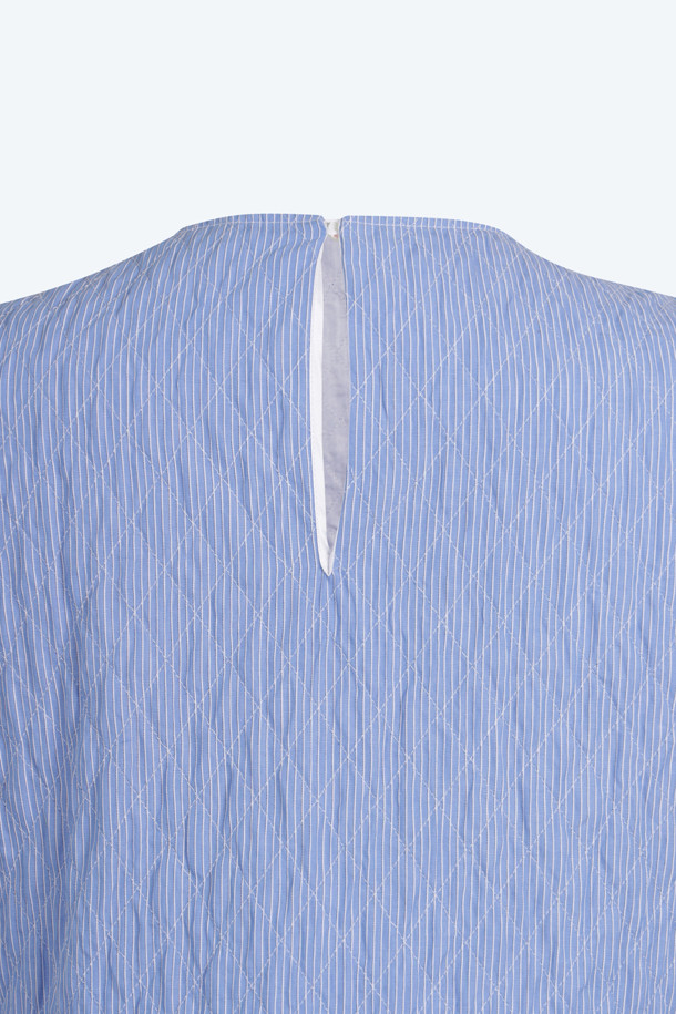 세련된 무드의 주얼 슬리브리스 블라우스입니다. 넥 라인에 주얼과 비즈 장식이 더해져 엘레강스한 분위기를 연출합니다. 블루 컬러의 무지 디자인으로 다양한 스타일링에 활용하기 좋으며, 데일리룩, 데이트룩, 모임룩에 모두 잘 어울립니다. 크롭 기장과 민소매 디자인으로 시원하고 여성스러운 느낌을 줍니다. 클래식, 미니멀, 로맨틱 스타일을 즐겨 입는 여성분들께 추천합니다.
