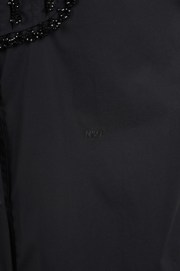 세련된 여성의 스타일을 완성해 줄 코튼 프릴 블라우스입니다. 부드러운 면 소재로 제작되어 편안한 착용감을 선사하며, 봄, 여름 시즌에 적합한 얇은 두께감으로 시원하게 즐길 수 있습니다. 블랙 색상에 라운드넥과 긴 소매, 레귤러핏으로 디자인되어 페미닌한 무드를 연출합니다. 프릴 디테일이 돋보이는 이 블라우스는 데이트룩, 모임룩 등 다양한 TPO에 활용 가능하며, 클래식, 미니멀, 로맨틱 스타일을 즐기는 분들께 추천합니다.
