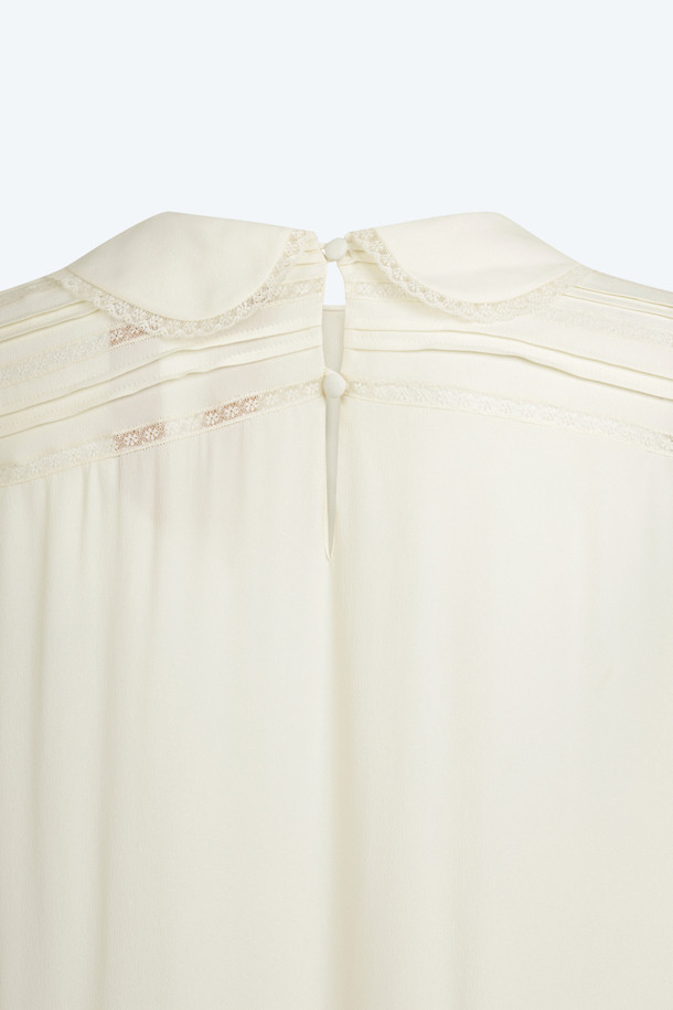 에크루 컬러의 라운드넥 실크 블라우스입니다. 부드러운 촉감과 은은한 광택감이 돋보이는 레귤러핏 디자인으로, 봄, 여름 시즌에 적합합니다. 얇은 두께의 무지 패턴이며, 긴 소매 기장으로 클래식, 미니멀, 시크 스타일을 연출할 수 있습니다. 출근룩, 오피스룩, 모임룩 등 다양한 TPO에 활용 가능합니다.
