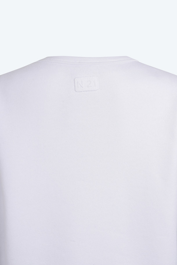 N21 Capsule Collection의 레이스 스웻셔츠입니다. 여성 의류로, 봄, 가을에 착용하기 좋습니다. 우아하고 모던한 스타일을 연출하며, 데이트룩, 카페룩, 모임룩에 잘 어울립니다. 화이트와 네이비 두 가지 컬러로 출시되었으며, 레귤러핏에 얇은 두께감으로 편안하게 착용 가능합니다. 섬세한 얇은 레이스 디테일과 엠브로이더리 장식이 돋보이는 라운드넥 긴소매 스웻셔츠입니다.
