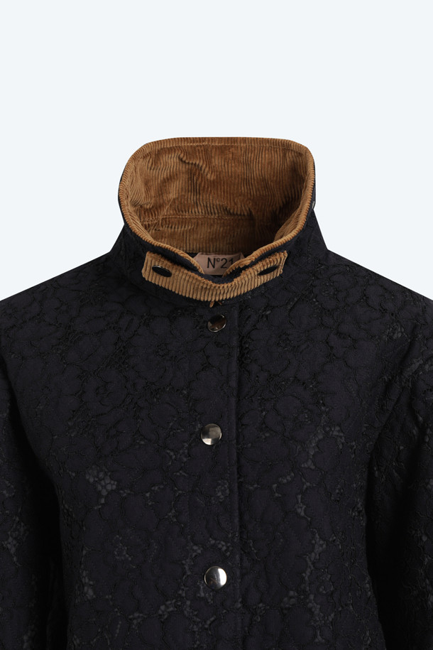 **레이스 점퍼**

클래식한 무드의 여성 레이스 점퍼입니다. 부드러운 코듀로이 소재에 엠브로이더리 레이스 원단으로 포인트를 주어 고급스러운 느낌을 선사합니다. 블랙과 브라운 두 가지 색상으로 출시되었으며, 레귤러 핏과 적당한 두께감으로 봄, 가을 간절기에 활용하기 좋습니다. 코듀로이 칼라와 메탈 버튼 디테일, 그리고 소매 디테일이 더해져 세련된 스타일을 완성합니다. 데이트룩 또는 모임룩으로 추천하며, 미니멀, 캐주얼 스타일에 잘 어울립니다.
