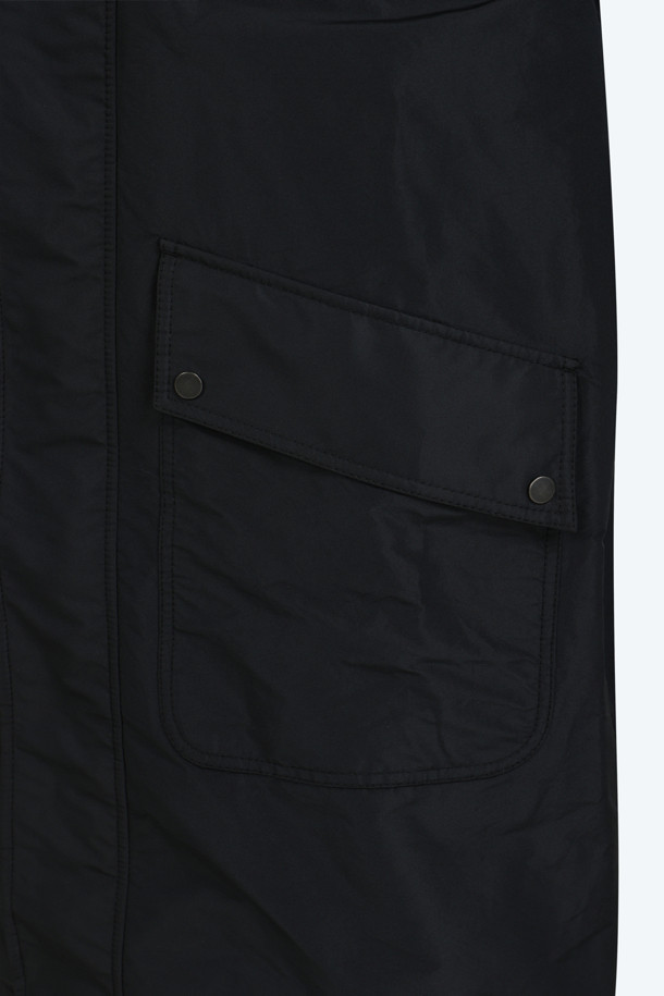 밀리터리 점퍼 (Unisex)는 블랙 컬러의 오버핏 디자인으로, 봄, 가을에 착용하기 좋은 아우터입니다. 지퍼 여밈 방식과 화이트 지퍼 디테일이 특징이며, 밀리터리 스타일의 무지 패턴으로 캐주얼, 미니멀, 시티보이 룩을 연출하기 좋습니다. 긴 소매 기장과 택 디자인으로 포인트를 더했습니다. 유니섹스 디자인으로 남녀 모두 편안하게 착용할 수 있습니다.
