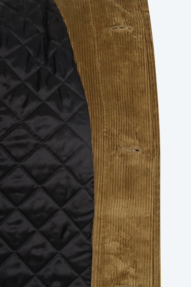 부드러운 코듀로이 소재의 브라운 컬러 코듀로이 점퍼입니다. 가을, 겨울 시즌에 어울리며, 캐주얼, 클래식, 미니멀 스타일을 모두 소화할 수 있습니다. 쌀쌀한 날씨에 레이어링하여 따뜻하게 입을 수 있으며, 일상과 모임룩에 두루 활용 가능합니다. 루즈핏으로 편안한 착용감을 선사하며, 인조가죽 칼라 디테일이 돋보이는 디자인입니다. 집업 스타일로 간편하게 여밀 수 있는 실용적인 아우터입니다.
