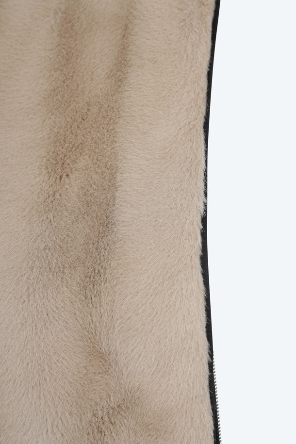 **스포티 점퍼**

일상과 산책룩에 적합한 스포티 점퍼입니다. 블랙 컬러의 무지 디자인으로, 간절기에 활용하기 좋습니다. 레귤러핏에 긴소매, 집업 스타일로 편안하게 착용 가능하며, 내부 시어링과 안감 시어링으로 보온성을 더했습니다. 미니멀하고 캐주얼한 스타일을 연출하기에 좋은 아이템입니다.
