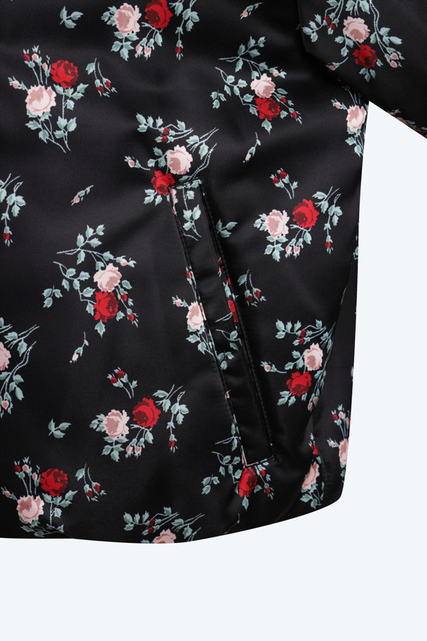 화사한 플라워 패턴이 돋보이는 숏 기장의 여성용 패딩입니다. 부드러운 폴리에스테르 소재로 제작되어 포근한 착용감을 선사하며, 겨울철 보온성을 책임집니다. 탈부착 가능한 머플러가 있어 다양한 스타일 연출이 가능하며, 집업 스타일로 간편하게 입고 벗을 수 있습니다. 레귤러핏 디자인으로 편안한 착용감을 제공하며, 경량 소재로 활동성을 높였습니다. 블랙, 화이트 두 가지 컬러로 출시되어, 페미닌하고 로맨틱한 겨울 스타일을 완성합니다.
