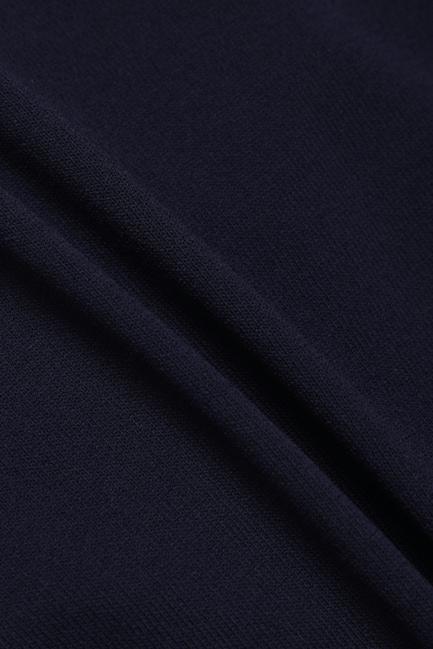 네이비 컬러의 레이스 폴로 니트입니다. 부드러운 비스코스 혼방 소재와 울 소재로 제작되어 봄, 가을에 착용하기 좋습니다. 로맨틱하고 모던한 무드를 연출하며, 레귤러핏과 반소매 기장으로 편안하게 착용할 수 있습니다. 레이스 칼라와 포켓, 메탈 버튼 디테일이 돋보이며, 데이트룩, 카페룩, 모임룩 등 다양한 TPO에 활용 가능합니다. N21 캡슐 컬렉션으로, 클래식, 로맨틱, 미니멀 스타일을 즐기는 여성분들께 추천합니다.
