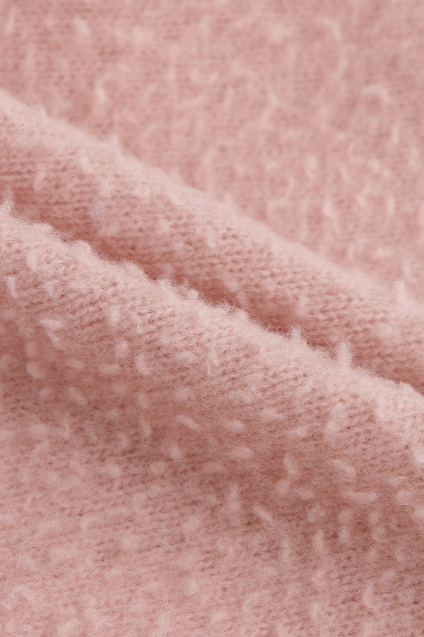 **포켓 하프 슬리브 니트**

부드러운 울 소재의 포켓 하프 슬리브 니트입니다. 얇은 두께감으로 봄, 가을 간절기에 활용하기 좋으며, 라운드넥 디자인으로 깔끔한 인상을 줍니다. 핑크 컬러와 미니멀/베이직 스타일이 어우러져 데이트룩, 카페룩, 봄 소풍룩 등 다양한 TPO에 매치하기 좋습니다. 레귤러핏으로 편안하게 착용 가능하며, 소매 밑단 립 디테일과 포켓 디테일이 돋보입니다.

